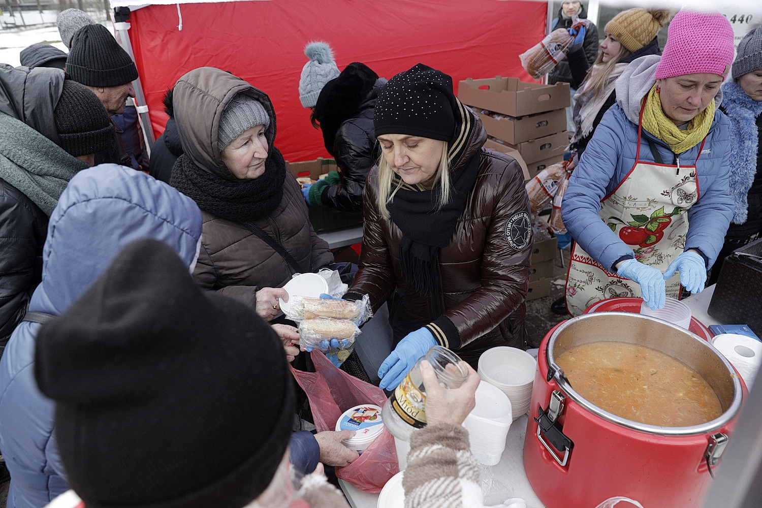 Kolejki za darmową zupą na Czarnowie