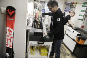 08.01.2026. Kielce. Wypożyczalnia sprzętu narciarskiego / Fot. Jarosław Kubalski - Radio Kielce