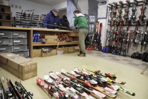 08.01.2026. Kielce. Wypożyczalnia sprzętu narciarskiego / Fot. Jarosław Kubalski - Radio Kielce