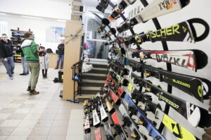 08.01.2026. Kielce. Wypożyczalnia sprzętu narciarskiego / Fot. Jarosław Kubalski - Radio Kielce