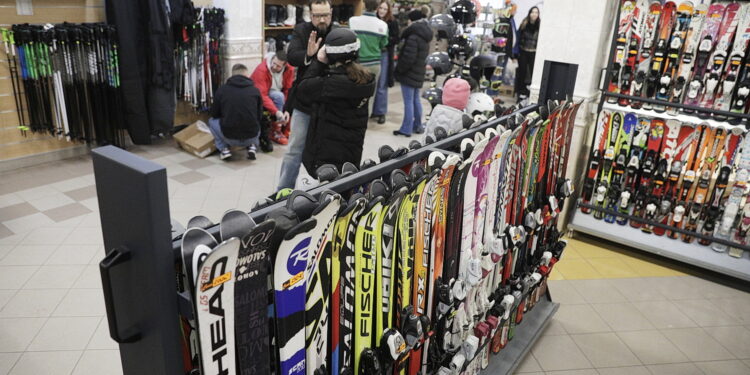 08.01.2026. Kielce. Wypożyczalnia sprzętu narciarskiego / Fot. Jarosław Kubalski - Radio Kielce