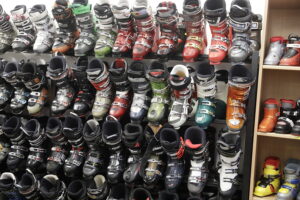 08.01.2026. Kielce. Wypożyczalnia sprzętu narciarskiego / Fot. Jarosław Kubalski - Radio Kielce