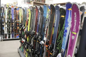 08.01.2026. Kielce. Wypożyczalnia sprzętu narciarskiego / Fot. Jarosław Kubalski - Radio Kielce