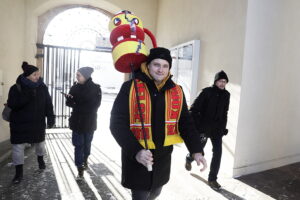 Lalki kieleckiego teatru do wygrania podczas finału WOŚP - Radio Kielce 09.01.2026. Kielce. Lalka na WOŚP / Fot. Jarosław Kubalski - Radio Kielce