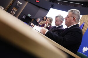 15.01.2026. Kielce. Świętokrzyski Urząd Wojewódzki. Wojewoda Józef Bryk podpisał z samorządowcami umowy w ramach programu „Asystent osobisty osoby z niepełnosprawnością” / Fot. Jarosław Kubalski - Radio Kielce