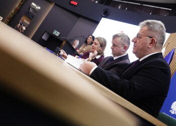 15.01.2026. Kielce. Świętokrzyski Urząd Wojewódzki. Wojewoda Józef Bryk podpisał z samorządowcami umowy w ramach programu „Asystent osobisty osoby z niepełnosprawnością” / Fot. Jarosław Kubalski - Radio Kielce