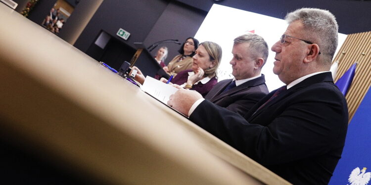 15.01.2026. Kielce. Świętokrzyski Urząd Wojewódzki. Wojewoda Józef Bryk podpisał z samorządowcami umowy w ramach programu „Asystent osobisty osoby z niepełnosprawnością” / Fot. Jarosław Kubalski - Radio Kielce