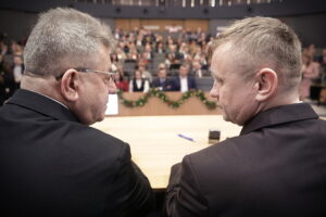 15.01.2026. Kielce. Świętokrzyski Urząd Wojewódzki. Wojewoda Józef Bryk podpisał z samorządowcami umowy w ramach programu „Asystent osobisty osoby z niepełnosprawnością” / Fot. Jarosław Kubalski - Radio Kielce