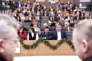 15.01.2026. Kielce. Świętokrzyski Urząd Wojewódzki. Wojewoda Józef Bryk podpisał z samorządowcami umowy w ramach programu „Asystent osobisty osoby z niepełnosprawnością” / Fot. Jarosław Kubalski - Radio Kielce