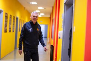 02.01.2026. Kielce. Stadion Korony Kielce. Powrót po urlopach piłkarzy Korony Kielce. Na zdjęciu: Jacek Zieliński - trener Korony Kielce / Fot. Korona Kielce