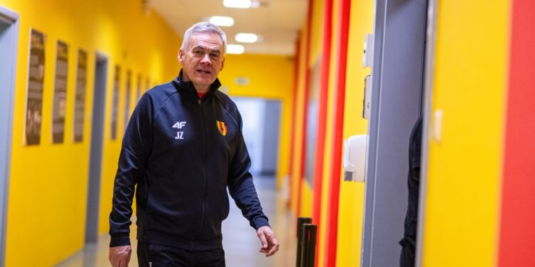 02.01.2026. Kielce. Stadion Korony Kielce. Powrót po urlopach piłkarzy Korony Kielce. Na zdjęciu: Jacek Zieliński - trener Korony Kielce / Fot. Korona Kielce