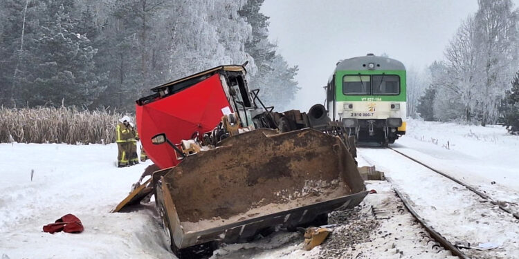 Zderzenie szynobusa z koparką. Jedna osoba nie żyje - Radio Kielce Zderzenie szynobusa z koparką. Jedna osoba nie żyje