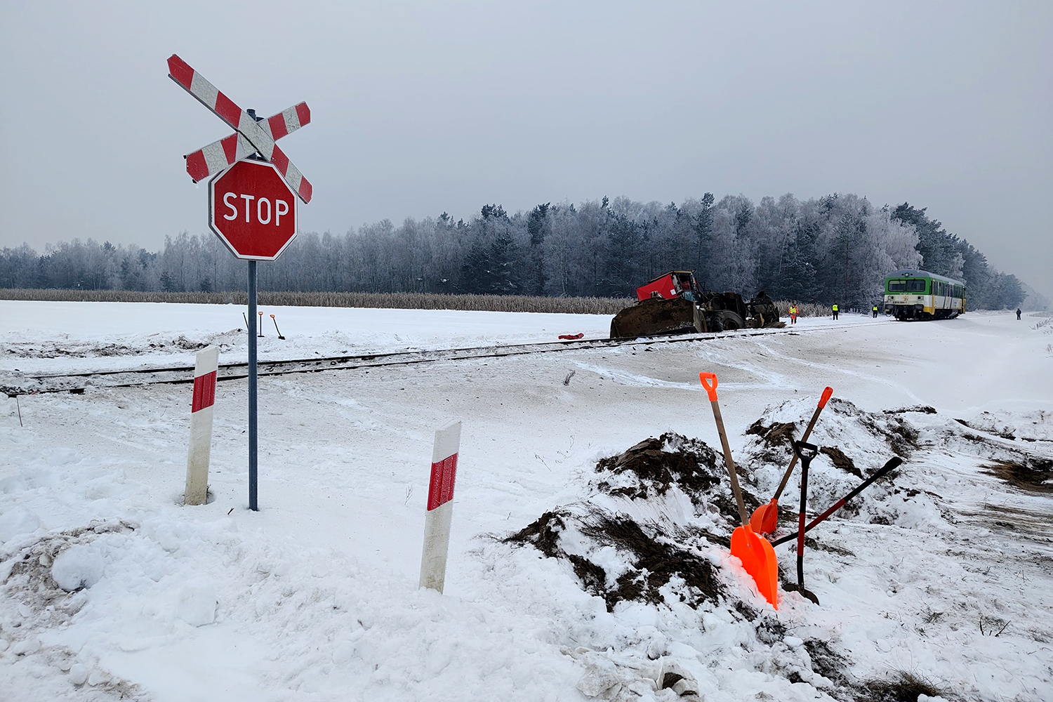 Krępica. Trasa kolejowa Nasielsk – Płońsk. Zderzenie szynobusa z koparką na niestrzeżonym przejeździe kolejowym / źródło: x.com/PolicjaMazowsze Krępica. Trasa kolejowa Nasielsk – Płońsk. Zderzenie szynobusa z koparką na niestrzeżonym przejeździe kolejowym / źródło: x.com/PolicjaMazowsze
