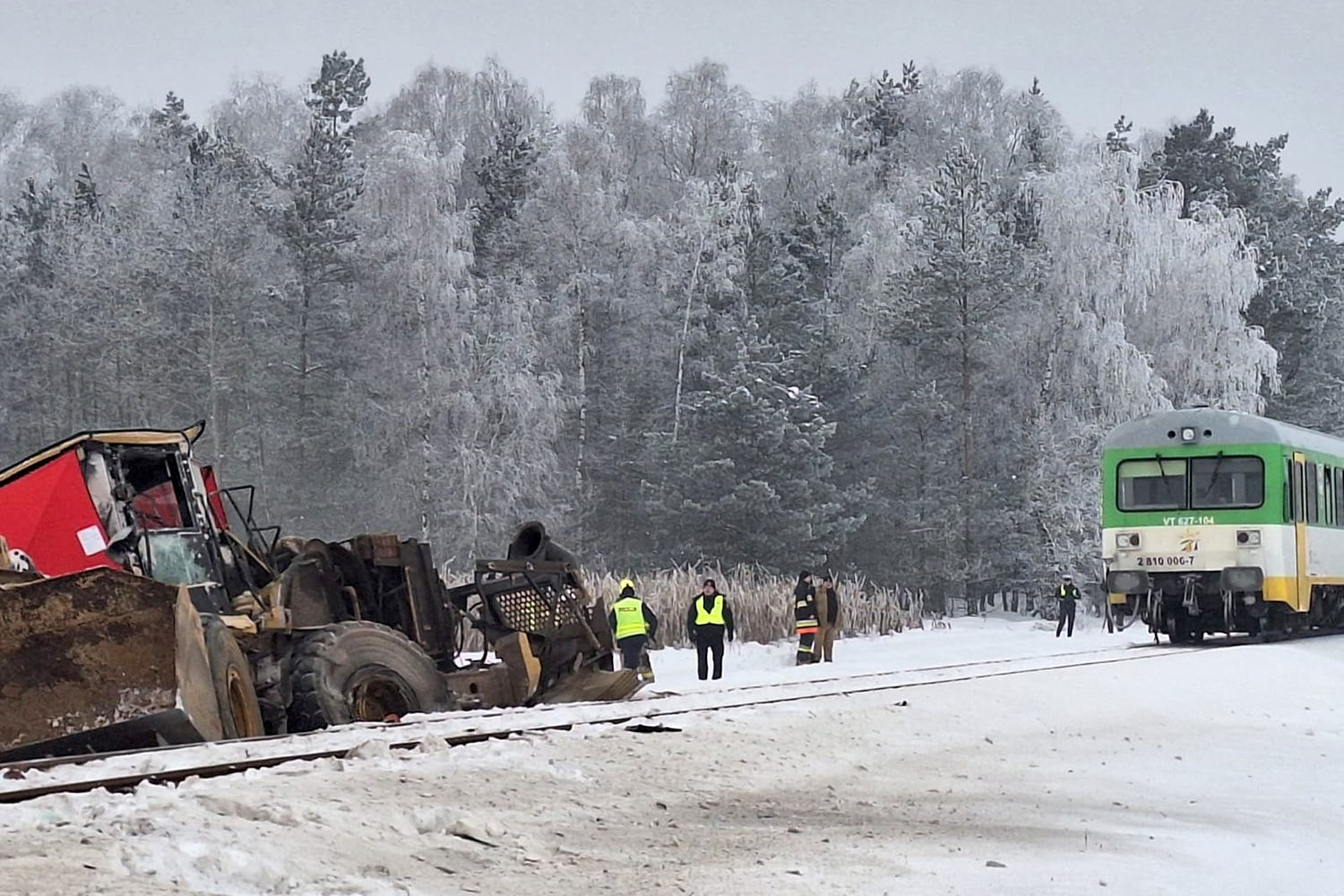 Krępica. Trasa kolejowa Nasielsk – Płońsk. Zderzenie szynobusa z koparką na niestrzeżonym przejeździe kolejowym / źródło: x.com/PolicjaMazowsze Krępica. Trasa kolejowa Nasielsk – Płońsk. Zderzenie szynobusa z koparką na niestrzeżonym przejeździe kolejowym / źródło: x.com/PolicjaMazowsze