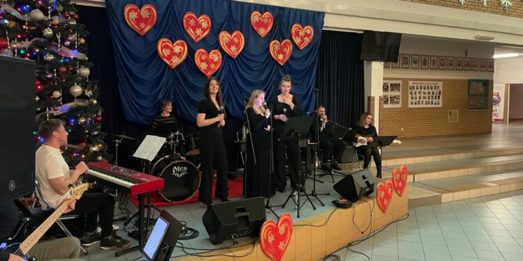 16.01.2026. Kielce. Szkoła Podstawowa nr 25 w Kielcach. Koncert „Złote serca” / Fot. Daniel Lenart - Radio Kielce