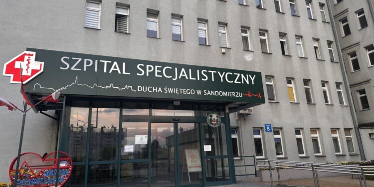 16 młodych lekarzy rozpoczyna pracę w sandomierskim szpitalu - Radio Kielce Sandomierz. Szpital Specjalistyczny im. Ducha Świętego w Sandomierzu / Fot. Grażyna Szlęzak-Wójcik - Radio Kielce
