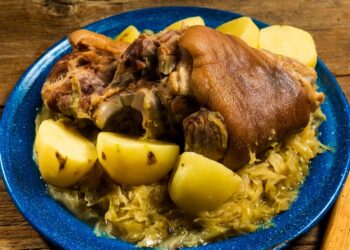 Golonka wędzona w kiszonej kapuście