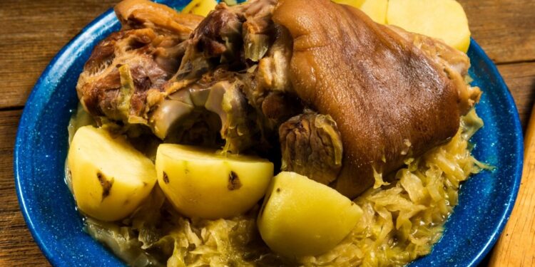 Golonka wędzona w kiszonej kapuście