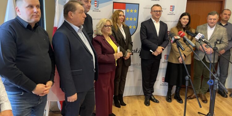 Kolejne białe plamy komunikacyjne znikną z terenu powiatu sandomierskiego - Radio Kielce 30.01.2026. Sandomierz. Podpisanie umów na dodatkowe przejazdy autobusów / Fot. Grażyna Szlęzak-Wójcik - Radio Kielce