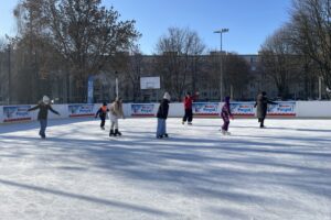 19.01.2026. Sandomierz. Lodowisko. Nauka jazdy na łyżwach / Fot. Grażyna Szlęzak-Wójcik - Radio Kielce