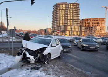 Wypadek na ruchliwym skrzyżowaniu. Ranne dwie osoby