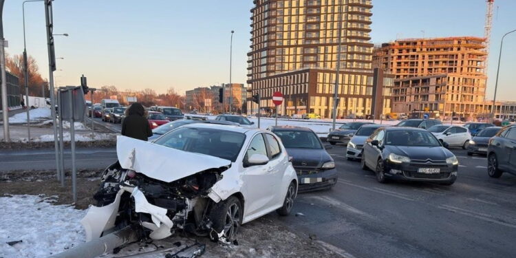 Wypadek na ruchliwym skrzyżowaniu. Ranne dwie osoby