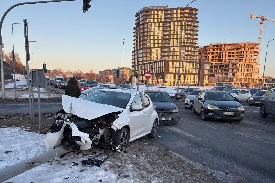 Wypadek na ruchliwym skrzyżowaniu. Ranne dwie osoby