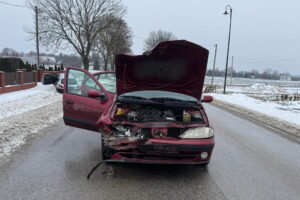 Jest ślisko i są tego efekty. Świętokrzyskie w alercie RCB - Radio Kielce