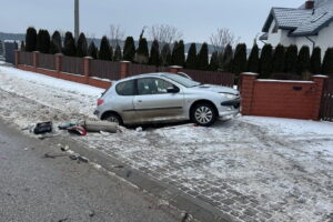 Jest ślisko i są tego efekty. Świętokrzyskie w alercie RCB - Radio Kielce