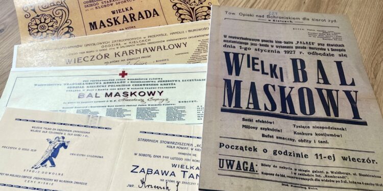Zaproszenia na zabawy karnawałowe ze zbiorów Archiwum Państwowego w Kielcach / Fot. Dorota Klusek - Radio Kielce