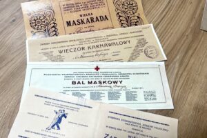 Zaproszenia na zabawy karnawałowe ze zbiorów Archiwum Państwowego w Kielcach / Fot. Dorota Klusek - Radio Kielce