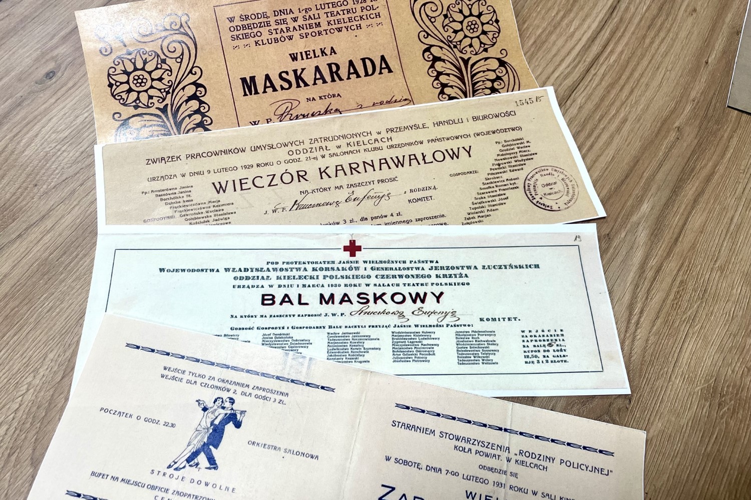 Zaproszenia na zabawy karnawałowe ze zbiorów Archiwum Państwowego w Kielcach / Fot. Dorota Klusek - Radio Kielce