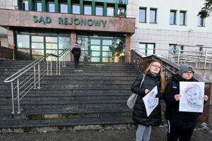 15.01.2026. Kielce. Przyrodnia siostra Kamilka, Magdalena Mazurek (z prawej) i działaczka społeczna Małgorzata Malczyk-Dziedzic (z lewej) przed siedzibą Sądu Rejonowego w Kielcach / Fot. PAP - Piotr Polak