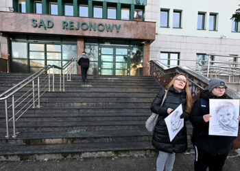 Prokuratura ponownie się zajmie odpowiedzialnością niektórych instytucji ws. Kamilka - Radio Kielce 15.01.2026. Kielce. Przyrodnia siostra Kamilka, Magdalena Mazurek (z prawej) i działaczka społeczna Małgorzata Malczyk-Dziedzic (z lewej) przed siedzibą Sądu Rejonowego w Kielcach / Fot. PAP - Piotr Polak