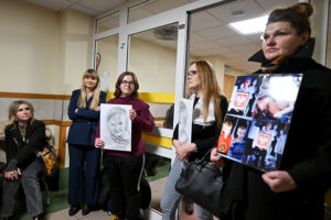 15.01.2026. Kielce. Rzeczniczka Praw Dziecka Monika Horna-Cieślak (druga z lewej) i przyrodnia siostra Kamilka, Magdalena Mazurek (trzecia z lewej) w siedzibie Sądu Rejonowego w Kielcach / Fot. PAP - Piotr Polak