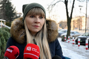 15.01.2026. Kielce. Rzeczniczka Praw Dziecka Monika Horna-Cieślak przed siedzibą Sądu Rejonowego w Kielcach / Fot. PAP - Piotr Polak