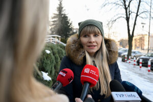 15.01.2026. Kielce. Rzeczniczka Praw Dziecka Monika Horna-Cieślak przed siedzibą Sądu Rejonowego w Kielcach / Fot. PAP - Piotr Polak