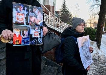 15.01.2026. Kielce. Przyrodnia siostra Kamilka, Magdalena Mazurek (w środku) przed siedzibą Sądu Rejonowego w Kielcach / Fot. PAP - Piotr Polak