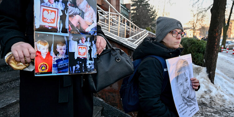 15.01.2026. Kielce. Przyrodnia siostra Kamilka, Magdalena Mazurek (w środku) przed siedzibą Sądu Rejonowego w Kielcach / Fot. PAP - Piotr Polak