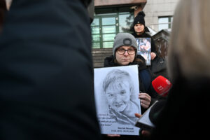 15.01.2026. Kielce. Przyrodnia siostra Kamilka, Magdalena Mazurek (w środku) przed siedzibą Sądu Rejonowego w Kielcach / Fot. PAP - Piotr Polak