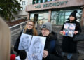 15.01.2026. Kielce. Przyrodnia siostra Kamilka, Magdalena Mazurek (w środku) i działaczka społeczna Małgorzata Malczyk-Dziedzic (z lewej) przed siedzibą Sądu Rejonowego w Kielcach / Fot. PAP - Piotr Polak