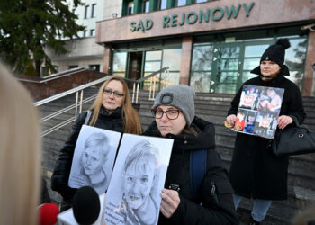 15.01.2026. Kielce. Przyrodnia siostra Kamilka, Magdalena Mazurek (w środku) i działaczka społeczna Małgorzata Malczyk-Dziedzic (z lewej) przed siedzibą Sądu Rejonowego w Kielcach / Fot. PAP - Piotr Polak