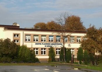 Przyszłość szkoły w Górach znów pod znakiem zapytania - Radio Kielce Przyszłość szkoły w Górach znów pod znakiem zapytania