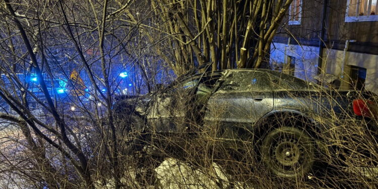 Policyjny pościg i wypadek w Kielcach. Prokuratura oskarża 21-latka - Radio Kielce Policyjny pościg i wypadek w Kielcach. Prokuratura oskarża 21-latka