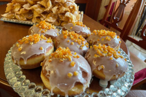 Lotus, z pistacją, a może z różą? Oferta pączków w cukierniach ogromna