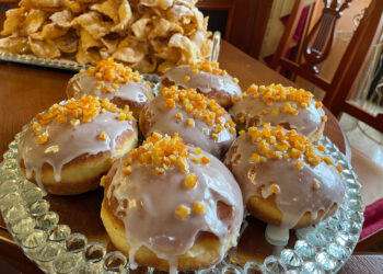 Lotus, z pistacją, a może z różą? Oferta pączków w cukierniach ogromna