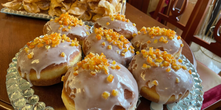 Lotus, z pistacją, a może z różą? Oferta pączków w cukierniach ogromna