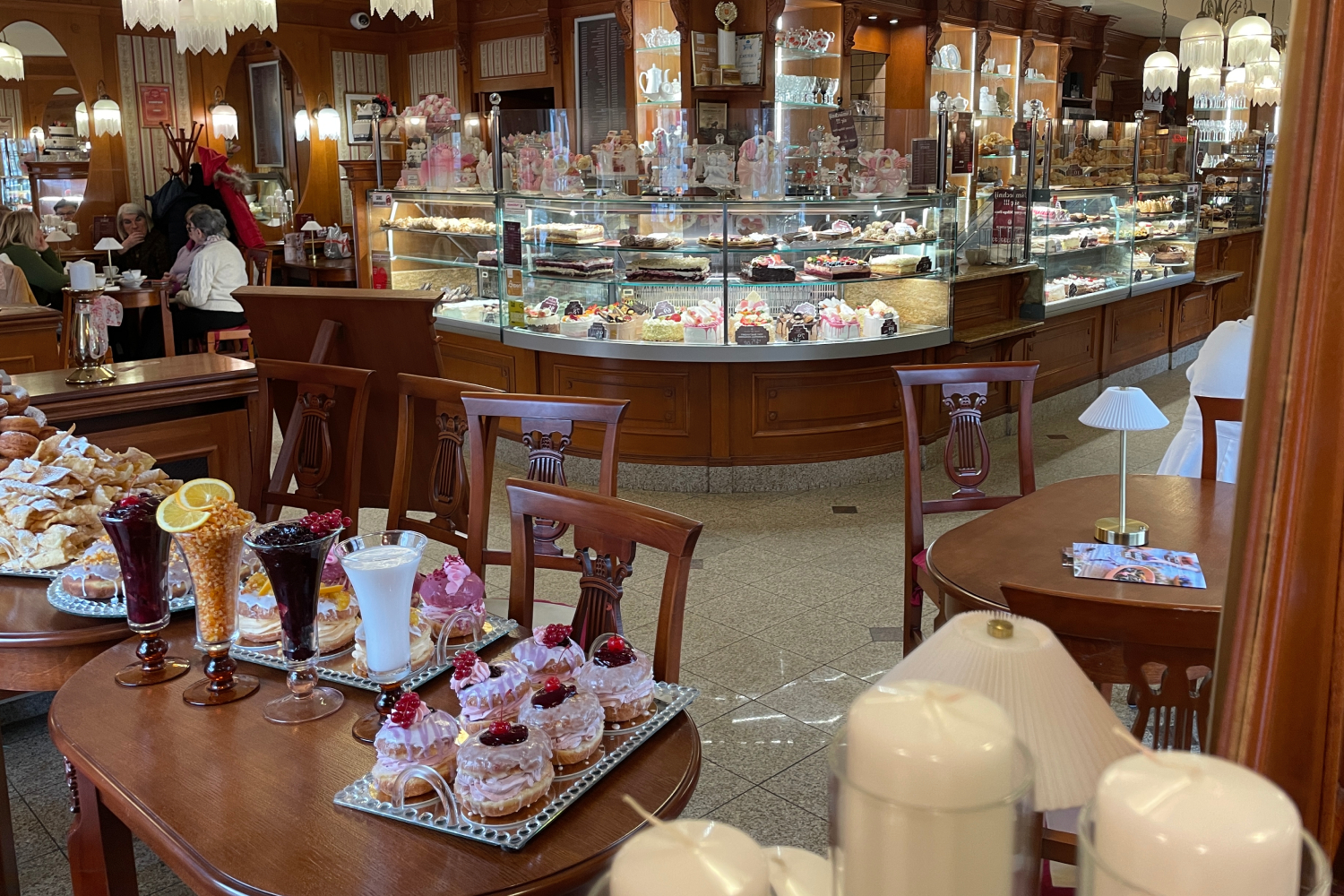 Lotus, z pistacją, a może z różą? Oferta pączków w cukierniach ogromna