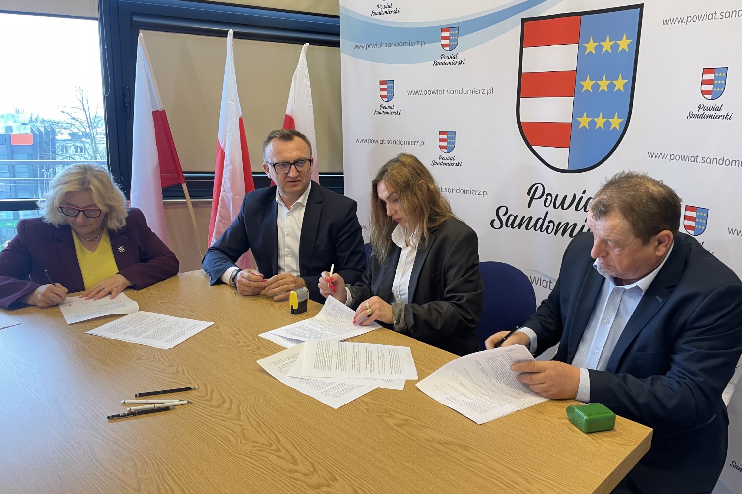 Kolejne białe plamy komunikacyjne znikną z terenu powiatu sandomierskiego - Radio Kielce 30.01.2026. Sandomierz. Podpisanie umów na dodatkowe przejazdy autobusów / Fot. Grażyna Szlęzak-Wójcik - Radio Kielce