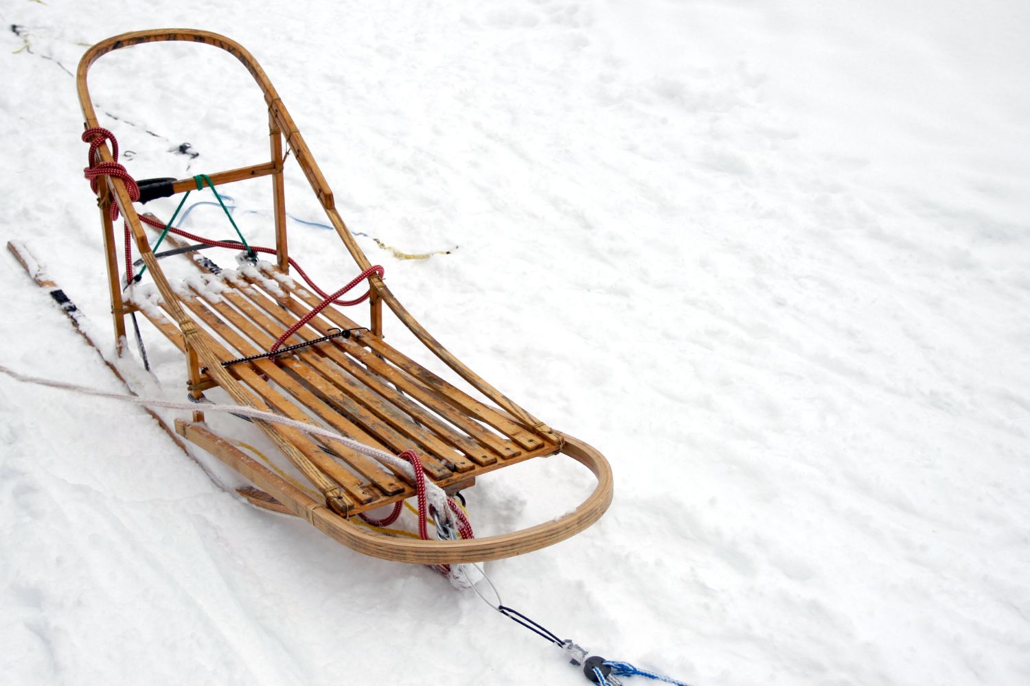 Kulig za samochodem? Zabroniona i niebezpieczna rozrywka